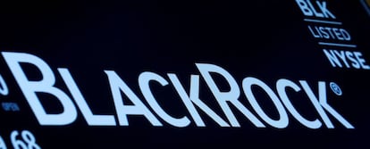 El logo de BlackRock en una pantalla de la Bolsa de Nueva York.