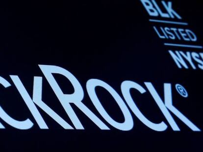 El logo de BlackRock en una pantalla de la Bolsa de Nueva York.