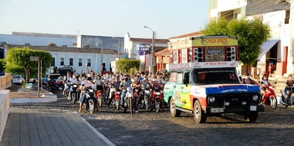 Moradores saem carreata para celebrar avanço do ensino em Oeiras, no interior do Piauí, no início da semana.