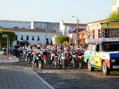 Moradores saem carreata para celebrar avanço do ensino em Oeiras, no interior do Piauí, no início da semana.