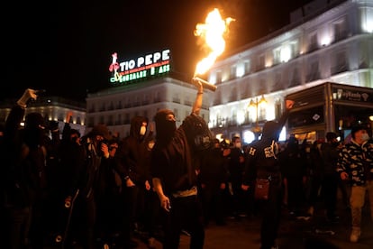 Manifestantes se enfrentan a los agentes de la policía antidisturbios durante una marcha por la detención del rapero Pablo Hasél, este miércoles en la madrileña Puerta del Sol.