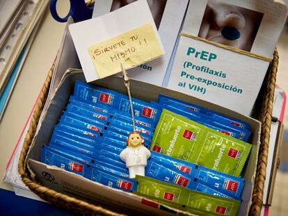 Preservativos y folletos sobre el PrEP en el Centro Sandoval, en Madrid.