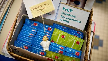 Preservativos y folletos sobre el PrEP en el Centro Sandoval, en Madrid.