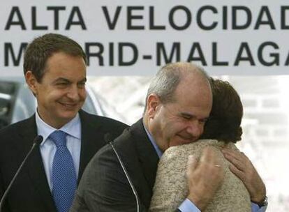 Chaves abraza a Magdalena Álvarez, en presencia de Rodríguez Zapatero, durante la inauguración del AVE a Málaga el 23 de diciembre.