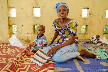 Ramata Oumar Diallo, 21, con su hijo de dos años Mamadou, en el hospital de Selibaby, en una unidad donde se tratan los casos más graves de desnutrición infantil.  