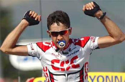 Sastre celebra, con un chupete, su victoria en la 13ª etapa del Tour.