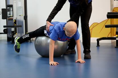 Pablo se ejercita con una pelota de goma en las instalaciones del gimnasio Tándem, en Madrid. La beca que recibe de la Fundación Aladina dura un año e incluye dos horas semanales para él y su madre.