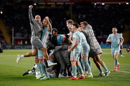 Los jugadores del Atlético de Madrid celebran la victoria tras el gol de Sorloth ante el Barcelona en la última jugada del partido.