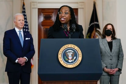 Ketanji Brown Jackson habla este viernes en la Casa Blanca ante el presidente Joe Biden y la vicepresidenta Kamala Harris.