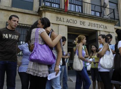 Amigos y familiares de Laura Alonso, ayer, frente al Palacio de Justicia de Ourense.