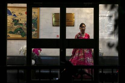 Una camarera vestida con el traje tradicional norcoreano, el 12 de abril en un restaurante en Pek&iacute;n.