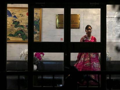 Una camarera vestida con el traje tradicional norcoreano, el 12 de abril en un restaurante en Pek&iacute;n.