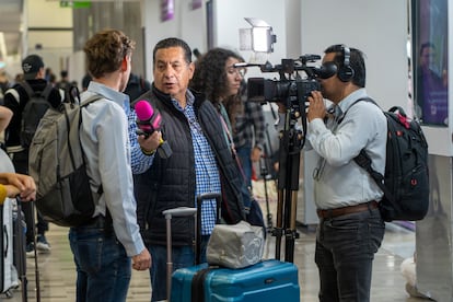 Un periodista entrevista a pasajeros afectados por el fallo informático.