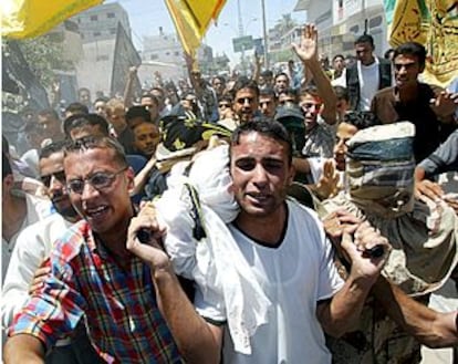 Ciudadanos palestinos lloran la muerte de un militante muerto en un enfrentamiento con soldados israelíes.