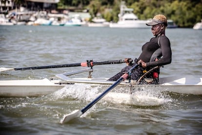 Asiya Mohammed, durante un entrenamiento de remo en Mombasa, Kenia, el 27 de julio de 2021. La atleta ha superado muchos desafíos: como mujer keniana con discapacidad física ha experimentado la falta de financiación y apoyo, pero ahora vive y se entrena en un complejo hotelero con su equipo para competir en los Juegos Paralímpicos de Tokio 2020, que arrancan este 24 de agosto. Inicialmente participó como tenista profesional, pero hace solo dos años cambió sus intereses y empezó a competir en remo. Su esfuerzo la ha llevado a las Olimpiadas.