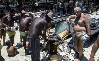 Francisco Ontañón (Barcelona, 1930 - Madrid, 2008) foi um dos grandes mestres da fotografia. Órfão desde a infância (seu pai morreu na Batalha do Ebro e sua mãe, logo após o fim da guerra), ele teve que trabalhar com uma criança e tornou-se fotógrafo de maneira autodidata. Foi repórter na Europa Press, uma agência para a qual cobriu os casamentos do rei Baldwin ou dos reis Juan Carlos e Sofía em Atenas, e na revista "La Actualidad Española". Ele fundou a La Palangana, juntamente com Gabriel Cualladó e Ramón Masats, entre outros, um grupo que revolucionou o panorama fotográfico espanhol. Em 1985, ele começou a publicar suas reportagens no EL PAÍS, em cuja equipe ingressou dois anos depois.