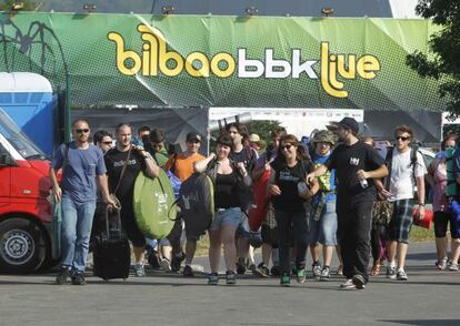 Un grupo de asistentes llegan a una de las ediciones del BBK Live.