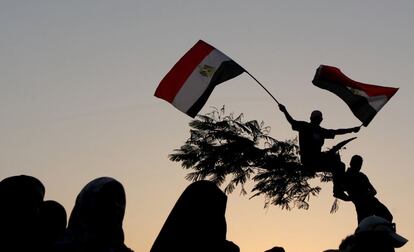 Un manifestante ondea una bandera egipcia durante la protesta convocado por los Hermanos Musulmanes.