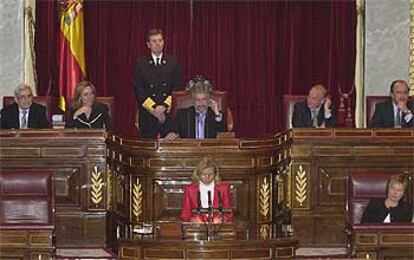 Manuel Marín, nuevo presidente del Congreso, ha presidido la sesión en la que los diputados han jurado o prometido su lealtad a la Constitución. En la nueva Mesa de la Cámara se sientan también Carme Chacón (vicepresidenta primera) o Celia Villalobos (secretaria segunda).