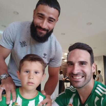 Juan Antonio García (abajo, a la derecha) y su hijo Luca posan junto al jugador del Real Betis Nabil Fekir.
