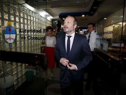O chefe da agência reguladora dos meios audiovisuais, Martín Sabbatella, demitido por Macri, nesta quarta-feira na entrada do escritório do órgão.