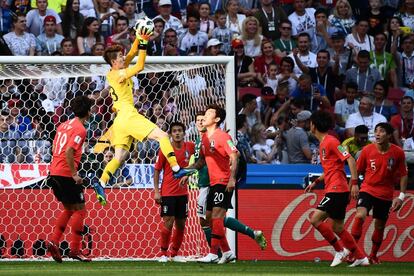 O goleiro sulcoreano, Cho Hyun-woo, voa para capturar uma bola na área durante uma partida da fase de grupos entre Coreia do Sul e Alemanha, em 27 de junho de 2018.