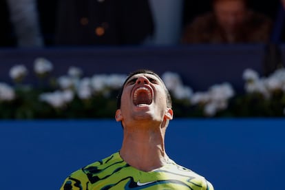 Carlos Alcaraz celebraba este domingo su victoria contra Tsitsipas en la pista central de Barcelona.