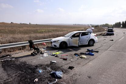 Pertenencias personales, incluido un cochecito de niño, esparcidas junto a un coche cerca del kibutz Kfar Aza, en el sur de Israel, cuatro días después del ataque de Hamás. 