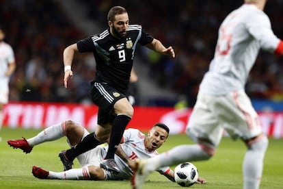 GRAF1543. MADRID, 27/03/2018.- El delantero de Argentina Gonzalo Higuaín supera al centrocampista de España Thiago Alcántara durante el partido amistoso entre España y Argentina, que se disputa hoy en el Estadio Wanda Metropolitano, en Madrid. EFE/ JAVIER LIZÓN