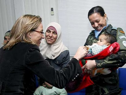 Chacón saluda a una niña operada por médicos españoles en la base militar Miguel de Cervantes.