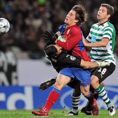 Bojan es placado por el portero del Sporting, Rui Patricio.