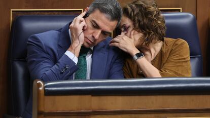 El presidente del Gobierno, Pedro Sánchez, y la vicepresidenta primera y titular de Hacienda, María Jesús Montero, en el Congreso. Jaime Villanueva/El País