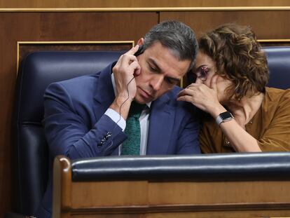 El presidente del Gobierno, Pedro Sánchez, y la vicepresidenta primera y titular de Hacienda, María Jesús Montero, en el Congreso.