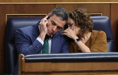 El presidente del Gobierno, Pedro Sánchez, y la vicepresidenta primera y titular de Hacienda, María Jesús Montero, en el Congreso.