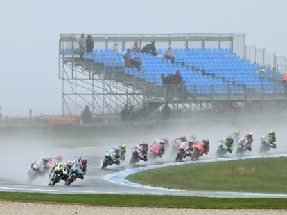 La carrera de Moto3 pasada por lluvia.