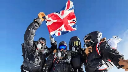 Cuatro exmilitares ingleses ascienden el Everest en apenas cinco días con la ayuda de gas xenón.