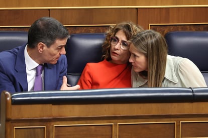 Desde la izquierda, Pedro Sánchez, María José Montero y Sara Aagesen.