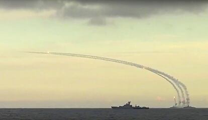 Imagen tomada de un vídeo del Ministerio de Defensa ruso del lanzamiento en el mar Caspio de un misil hacia Siria, el 20 de noviembrew de 2015