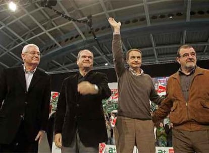 José Luis Rodríguez Zapatero y Manuel Chaves, con los ex presidentes de la Junta Rafael Escuredo y José Rodríguez de la Borbolla.