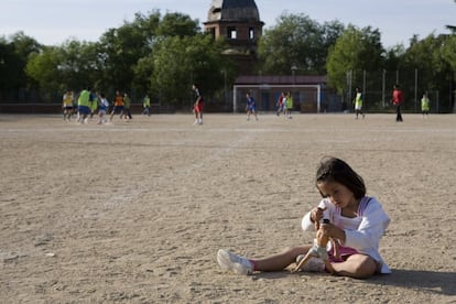 Sus padres les dijeron que trabajarían un tiempo y luego regresarían. Pero se quedaron en Madrid y al final consiguieron la reagrupación familiar. Había que empezar de nuevo y no siempre fue fácil. Vivieron la partida de sus progenitores como un abandono, llegaron a España y experimentaron en sus carnes el fenómeno de los “niños de la llave”. Con el estallido de la crisis, muchos tuvieron que emigrar otra vez.