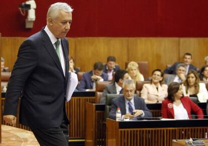Javier Arenas, en el sal&oacute;n de pleno del Parlamento.
