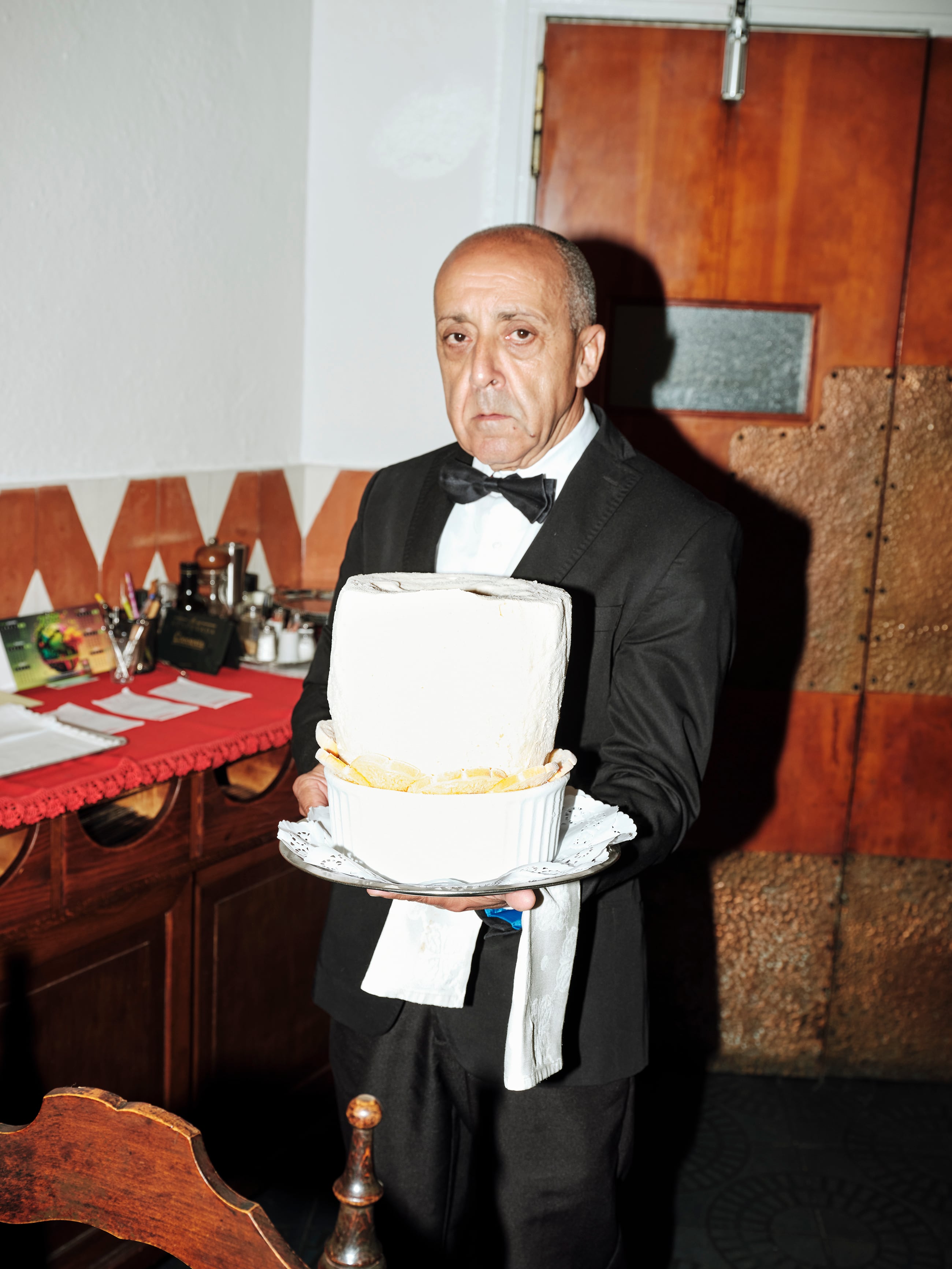 Un camarero de Raco D'en Binu sujeta uno de los postres más emblemáticos del restaurante.