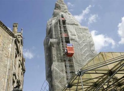 La torre de la catedral de Santa María, en Vitoria, cubierta por andamios.