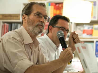 El periodista Andreu Missé i l'economista Antoni Garrido, ahir a la llibreria +Bernat