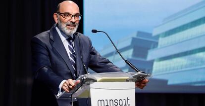 El presidente de Indra, Fernando Abril-Martorell, durante una presentación.