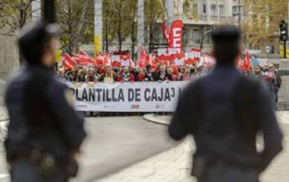 Cientos de trabajadores de Caja3, llegados de Burgos, Badajoz y Aragón, participan en Zaragoza en una manifestación para mostrar su rechazo a la reestructuración de la plantilla. EFE/Archivo