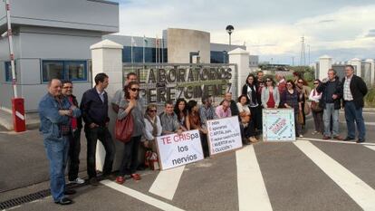 Trabajadores de Laboratorios Pérez Giménez protestan ante su sede.