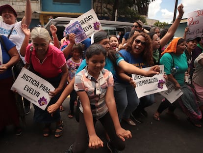 Mujeres celebran en Ciudad Delgado (El Salvador) en 2019 la retirada de cargos de Evelyn Hernández, presa por un aborto espontáneo y acusada de homicidio agravado.