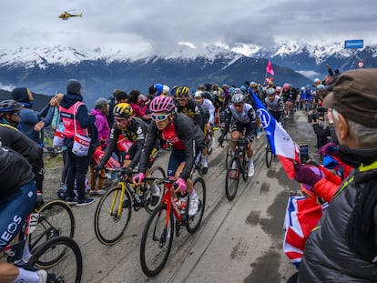 Roglic, a la izquierda, y Thomas, con el casco rosa, durante la etapa de Crans Montana, el viernes 19.