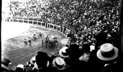 Una imagen del siglo pasado de una corrida en la plaza de toros de Alicante.